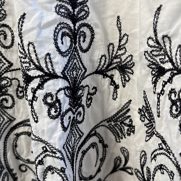 Tahari flared white skirt with embroidered design, size: 6, 100% cotton - Picture 4 of 10